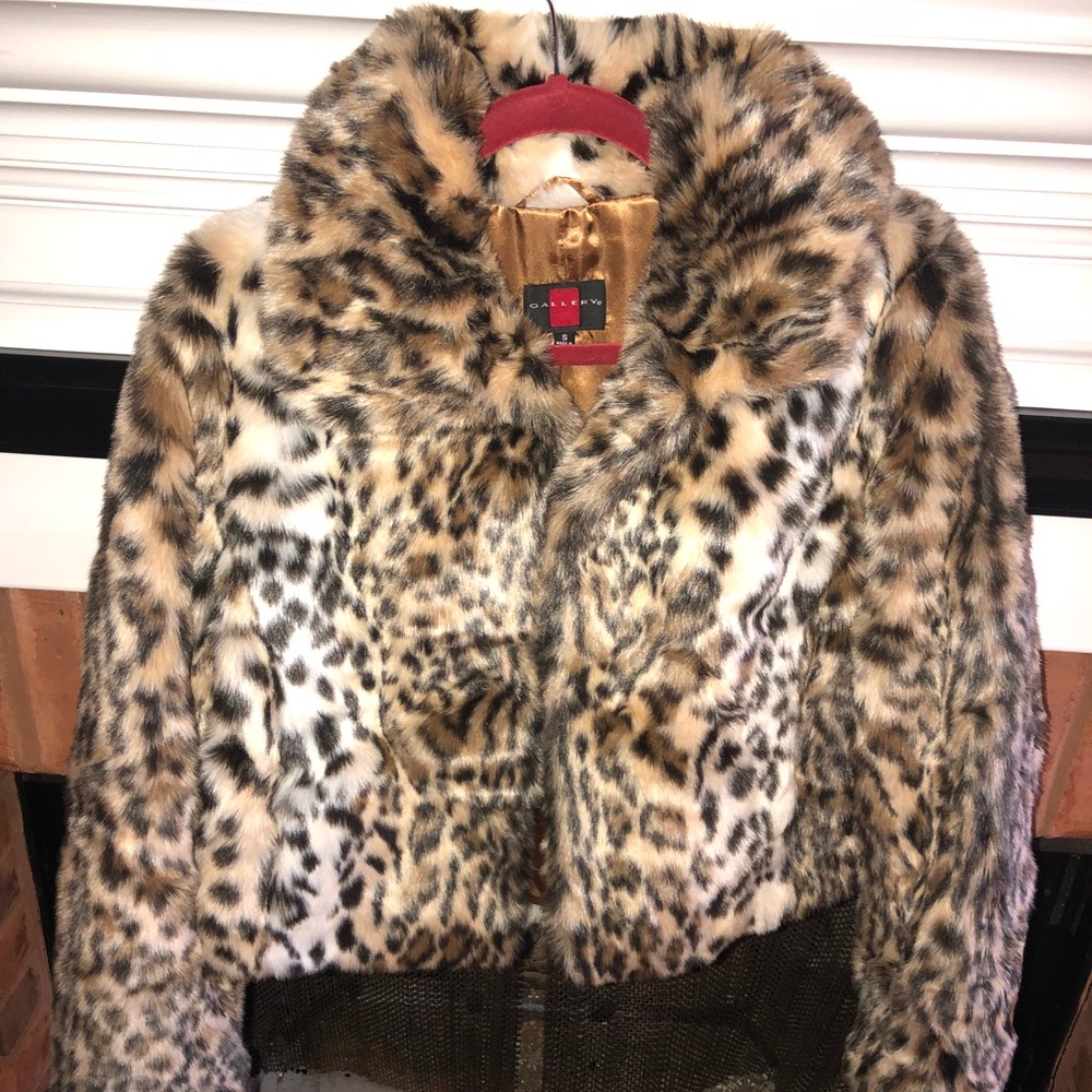 FAUX FUR JACKET SIZE SMALL